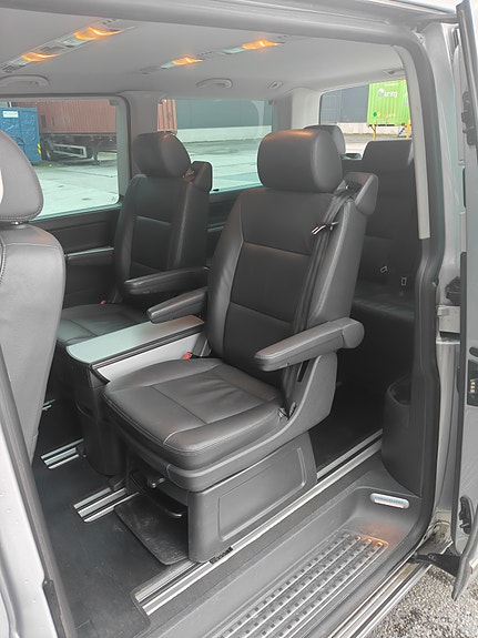 Volkswagen Multivan 8 of 19