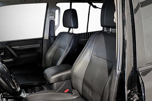 Mitsubishi Pajero 10 of 24