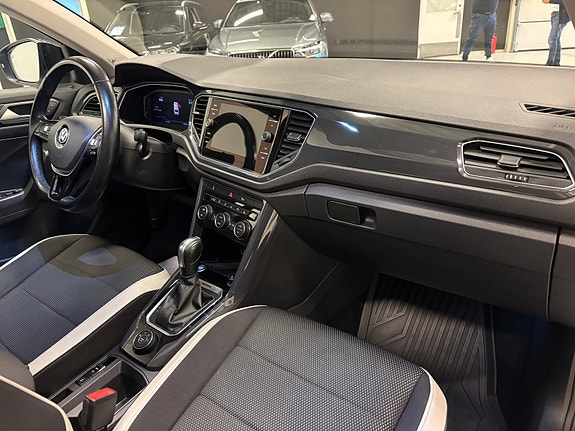 Volkswagen T-Roc 12 of 28
