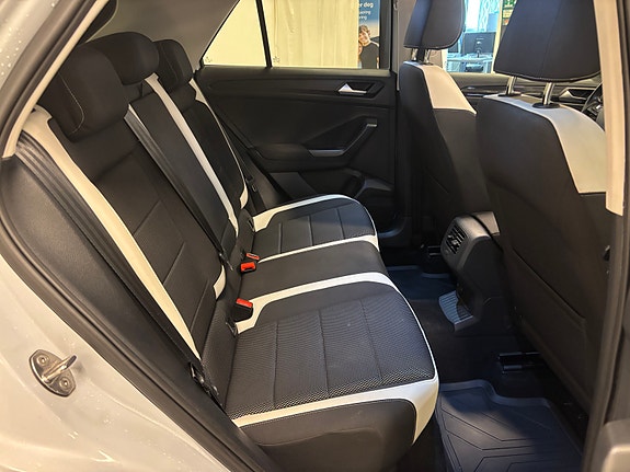 Volkswagen T-Roc 26 of 28