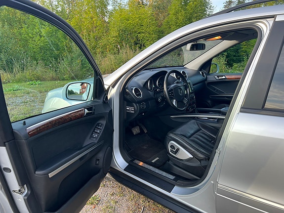 Mercedes-Benz ML420 7 of 30
