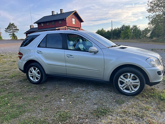 Mercedes-Benz ML420 4 of 30