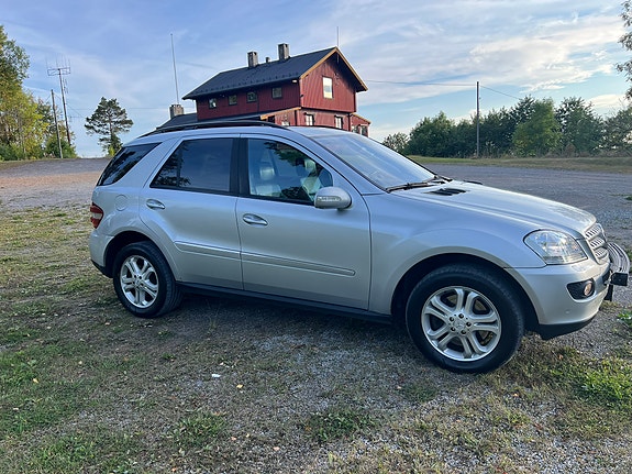 Mercedes-Benz ML420 3 of 30