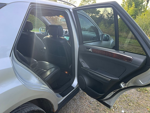 Mercedes-Benz ML420 10 of 30