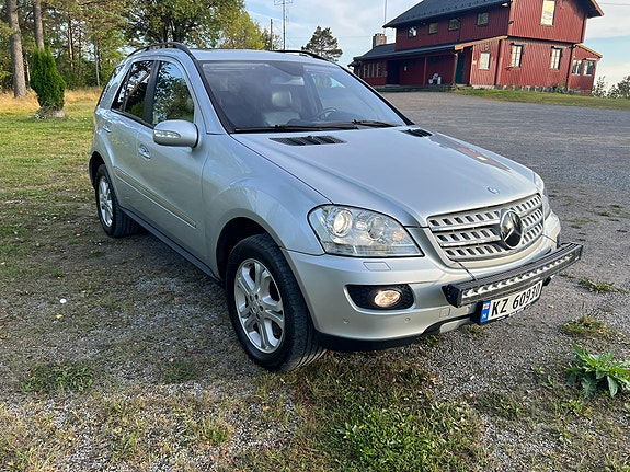 Mercedes-Benz ML420 2 of 30