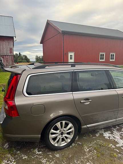 Volvo V70 2 of 10