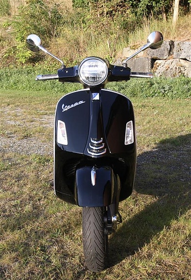 Vespa GTS 125 2 of 10