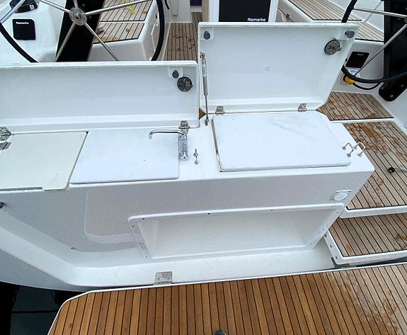 Topputstyrt 2022 mod. Dufour 390 – Ligger på vannet hos oss på Vollen Marina 11 of 30