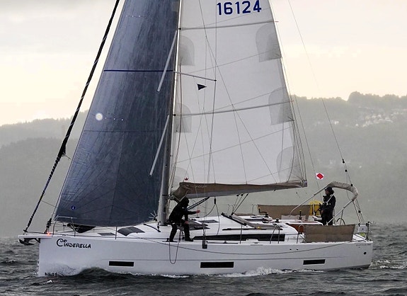 Topputstyrt 2022 mod. Dufour 390 – Ligger på vannet hos oss på Vollen Marina 8 of 30