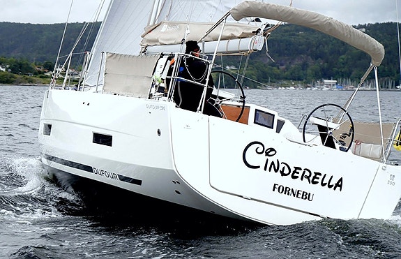Topputstyrt 2022 mod. Dufour 390 – Ligger på vannet hos oss på Vollen Marina 2 of 30