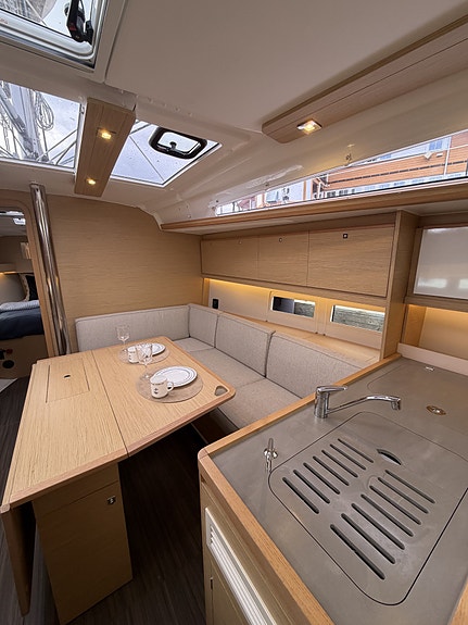 Topputstyrt 2022 mod. Dufour 390 – Ligger på vannet hos oss på Vollen Marina 18 of 30