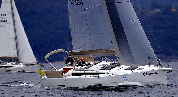 Topputstyrt 2022 mod. Dufour 390 – Ligger på vannet hos oss på Vollen Marina 4 of 30