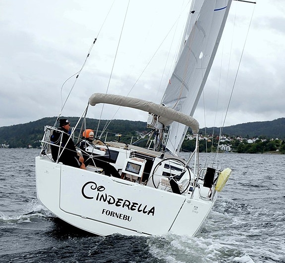 Topputstyrt 2022 mod. Dufour 390 – Ligger på vannet hos oss på Vollen Marina 3 of 30