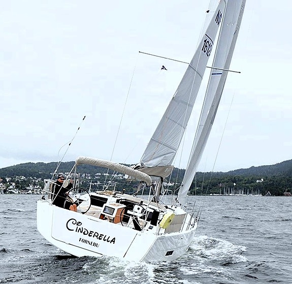 Topputstyrt 2022 mod. Dufour 390 – Ligger på vannet hos oss på Vollen Marina 5 of 30