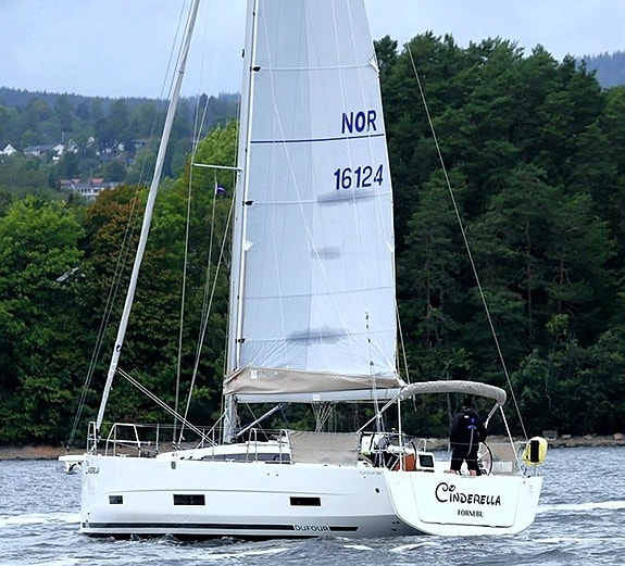 Topputstyrt 2022 mod. Dufour 390 – Ligger på vannet hos oss på Vollen Marina 6 of 30