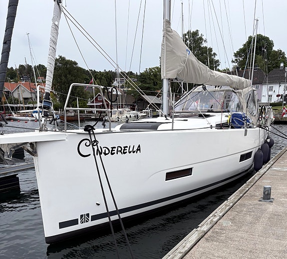 Topputstyrt 2022 mod. Dufour 390 – Ligger på vannet hos oss på Vollen Marina 29 of 30