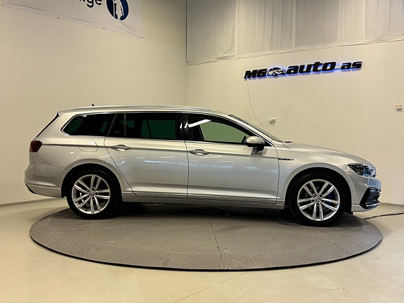 Volkswagen Passat 3 of 27