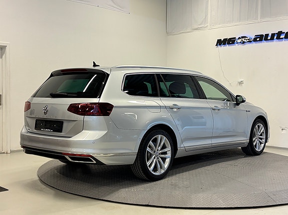 Volkswagen Passat 4 of 27