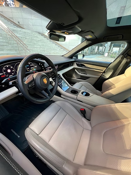 Porsche Taycan 6 of 11