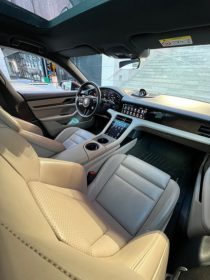 Porsche Taycan 7 of 11