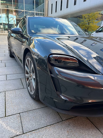 Porsche Taycan 3 of 11