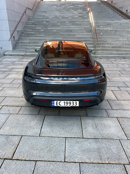 Porsche Taycan 5 of 11
