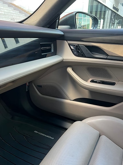 Porsche Taycan 8 of 11