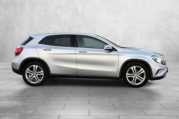 Mercedes-Benz GLA220 4 of 30