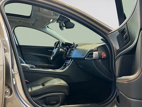 Jaguar XE 14 of 29