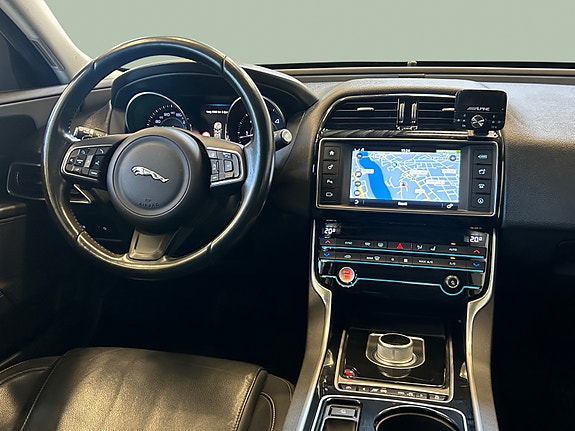 Jaguar XE 18 of 29
