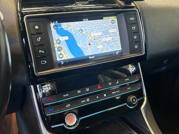Jaguar XE 21 of 29
