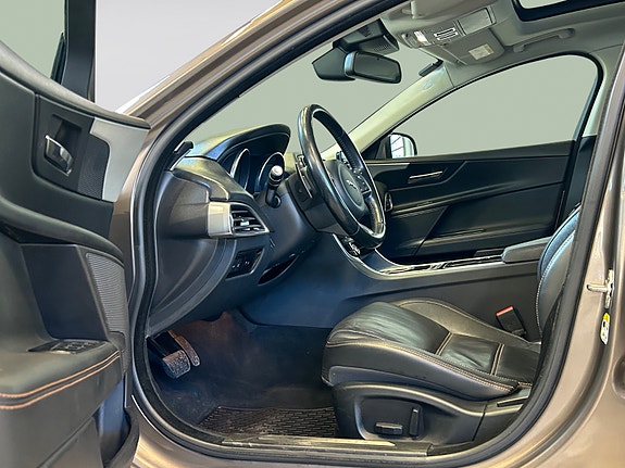 Jaguar XE 13 of 29