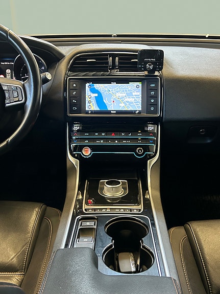 Jaguar XE 20 of 29