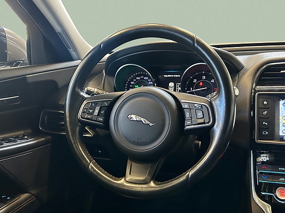 Jaguar XE 19 of 29