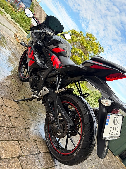 Suzuki GSX-R 125 3 of 13