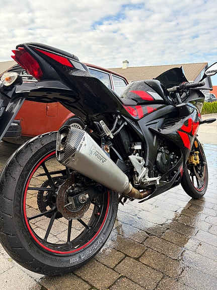 Suzuki GSX-R 125 2 of 13