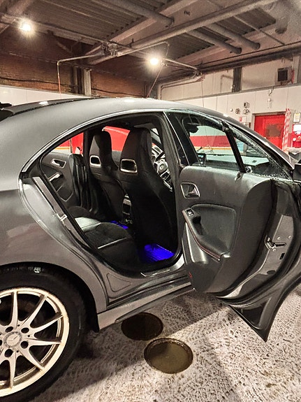 Mercedes-Benz CLA180 8 of 16