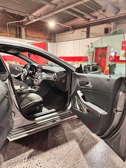 Mercedes-Benz CLA180 9 of 16