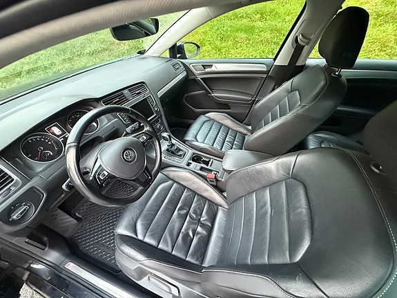 Volkswagen e-Golf VII 2 of 14