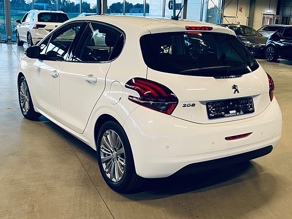 Peugeot 208 7 of 13