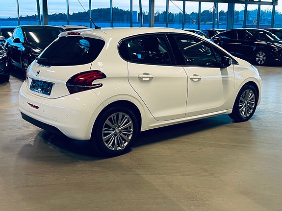 Peugeot 208 4 of 13
