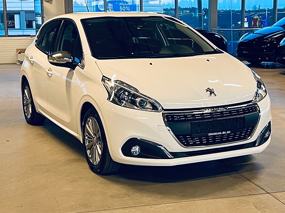 Peugeot 208 3 of 13