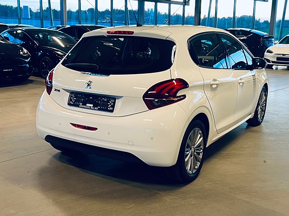 Peugeot 208 5 of 13