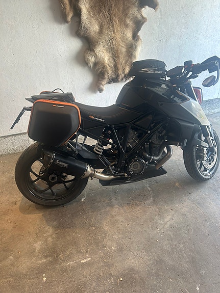 KTM 1290 Super Duke R 2 of 19