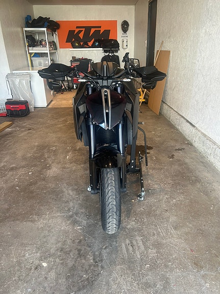 KTM 1290 Super Duke R 3 of 19