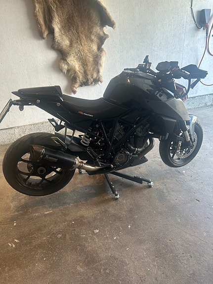 KTM 1290 Super Duke R 5 of 19