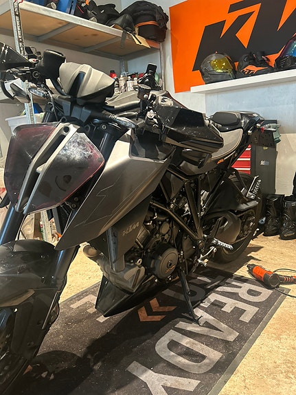 KTM 1290 Super Duke R 16 of 19