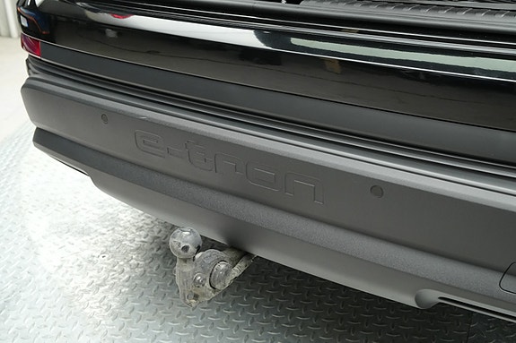 Audi e-tron 14 of 30