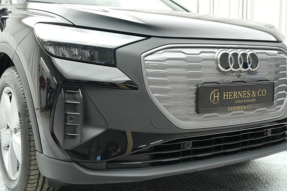 Audi e-tron 4 of 30