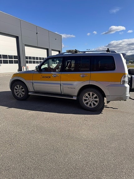 Mitsubishi Pajero 2 of 8